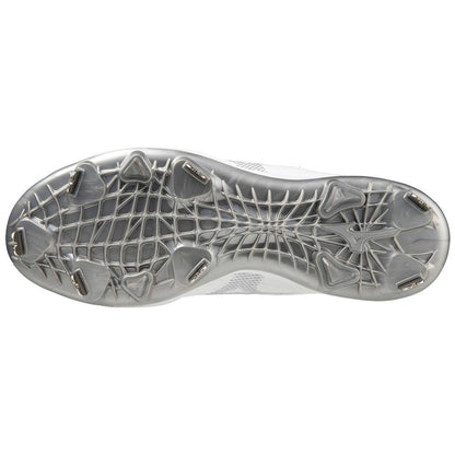 The image shows the bottom view of a silver and white Mizuno Dominant 4 Men's Metal Baseball Cleat (320667) featuring a web-like tread and seven metal studs.