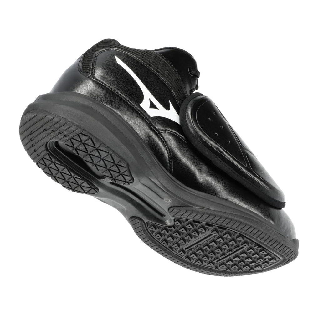 The Mizuno Pro Wave Umpire Plate Shoes (320693) by Mizuno are black with a white logo, offering strong toe protection and Mizuno Enerzy cushioning for lasting durability and comfort.