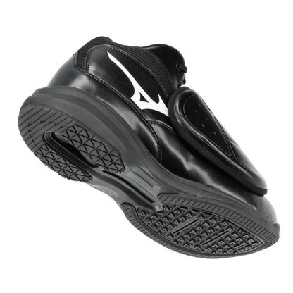 The Mizuno Pro Wave Umpire Plate Shoes (320693) by Mizuno are black with a white logo, offering strong toe protection and Mizuno Enerzy cushioning for lasting durability and comfort.