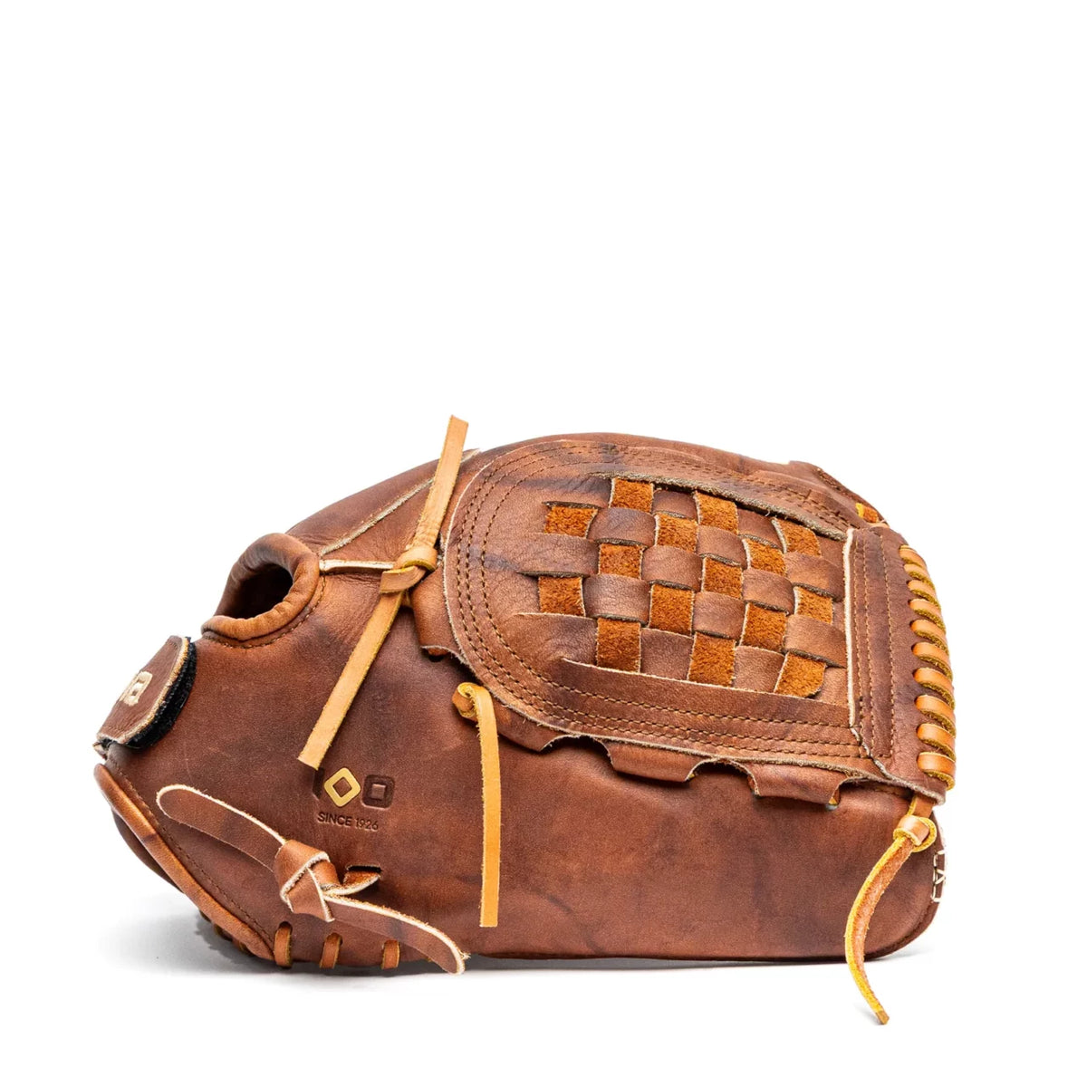 Nokona Walnut EP 12.5″ Fastpitch Glove: W-EP-V1250 in handcrafted brown Walnut Crunch leather, featuring a woven web design and light brown lacing.