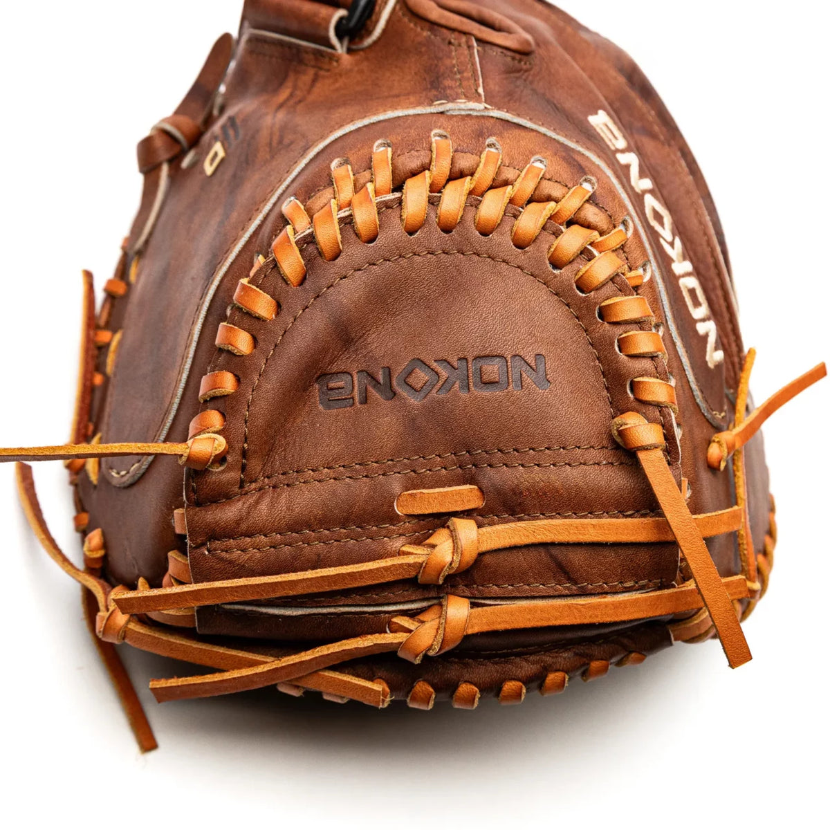 Nokona Walnut EP 32.5″ Fastpitch Catcher’s Mitt: W-EPV3250 in Walnut Crunch leather with tan lacing and Precision Edge construction.